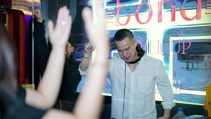 Gaya Herjunot Ali Nge-DJ Ajak Pengunjung Bergoyang Aktor yang juga kini merambah dunia DJ Herjunot Ali tampil memukau dihadapan para pengunjung Bond Jakarta. Ia berhasil mengajak bergoyang semua audience yang ada.