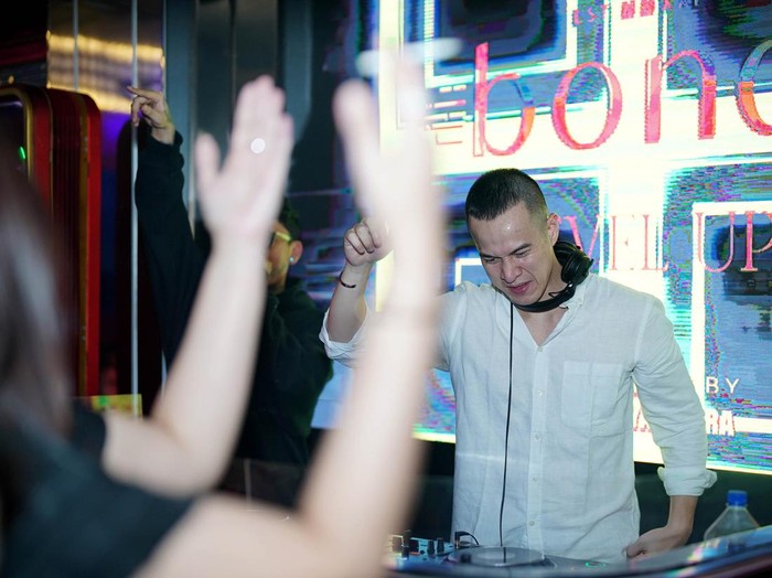 Gaya Herjunot Ali Nge-DJ Ajak Pengunjung Bergoyang Aktor yang juga kini merambah dunia DJ Herjunot Ali tampil memukau dihadapan para pengunjung Bond Jakarta. Ia berhasil mengajak bergoyang semua audience yang ada.