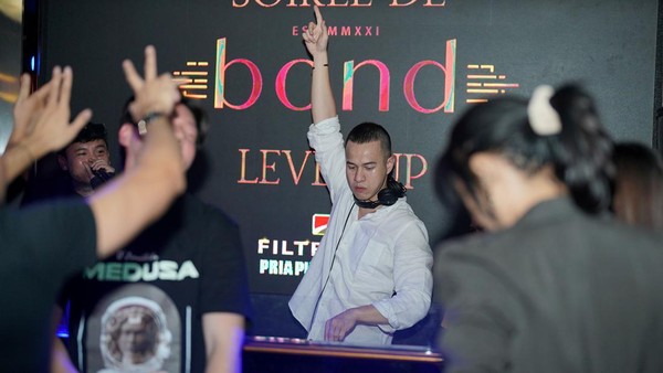 Gaya Herjunot Ali Nge-DJ Ajak Pengunjung Bergoyang