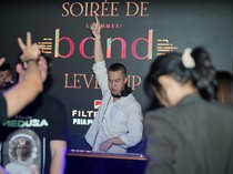 Gaya Herjunot Ali Nge-DJ Ajak Pengunjung Bergoyang
