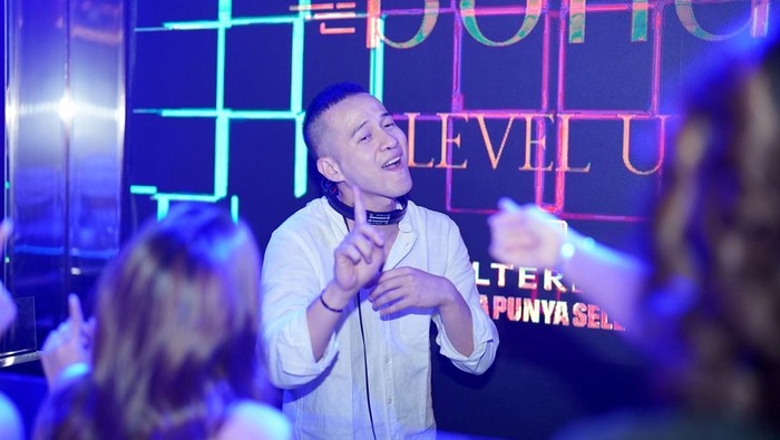 Gaya Herjunot Ali Nge-DJ Ajak Pengunjung Bergoyang Aktor yang juga kini merambah dunia DJ Herjunot Ali tampil memukau dihadapan para pengunjung Bond Jakarta. Ia berhasil mengajak bergoyang semua audience yang ada.