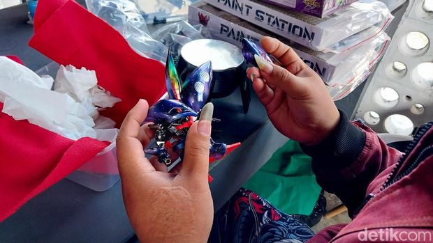 Halalbihalal sambil lomba repaint gundam di Kota Malang.