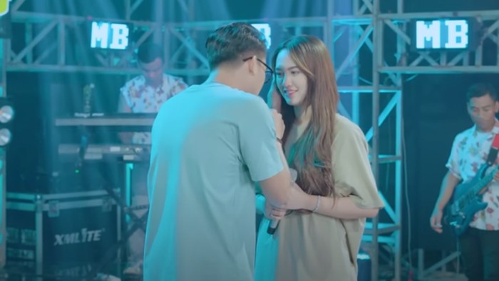 Lagu Lamunan merupakan karya Wahyu F Giri yang dinyanyikan ulang oleh Happy Asmara dengan Gilga Sahid. Pada 21 April 2024, lagu tersebut trending pertama di YouTube.