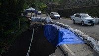Jalan Raya Padang-Bukittinggi yang terdampak banjir lahar dingin Gunung Marapi dua pekan lalu itu kini amblas.