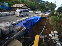 Foto-foto Terkini Jalan Amblas di Tanah Datar
