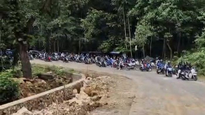 Jalan Poros Maros-Bone di Camba macet karena tertutup material longsoran batu.