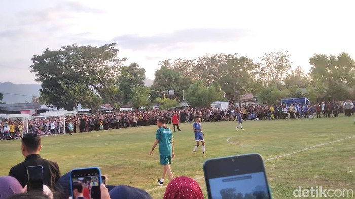Jokowi bermain bola bersama anak-anak di Kota Gorontalo.