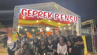 Bersama Ruben Onsu, Jordi Onsu fokus mengembangkan bisnis kuliner Geprek Bensu. Jualannya kini tak hanya ayam geprek, tapi juga aneka makanan siap santap. Foto: Instagram jordionsu