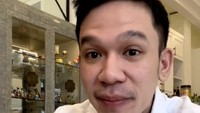 Pada 2022, ia juga mempromosikan menu nasi ayam geprek dengan sambal tempong khas Banyuwangi. Ia menikmati menu ini saat makan siang. Foto: Instagram jordionsu