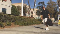Pemilik 3,9 juta followers Instagram ini sedang liburan ke Amerika. Ia pun tak melewatkan foto di depan gerai In-N-out Burger yang ikonik. Foto: Instagram jordionsu