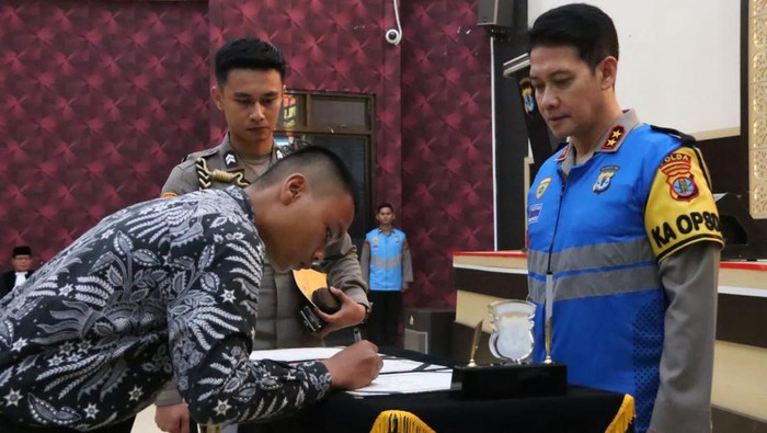 Kaltara Irjen Daniel Adityajaya pimpin pengambilan sumpah dan penandatanganan pakta integritas rekrutmen penerimaan calon anggota Polri.