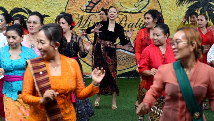 Kartini Berdansa di Bali Sejumlah perempuan menari dengan mengenakan busana kebaya saat mengikuti kegiatan Kartini Berdansa di Denpasar, Bali, Minggu (21/4/2024). Kegiatan yang diselenggarakan Aliansi Masyarakat Pembela NKRI itu dilakukan untuk mengajak para perempuan agar dapat terus berkarya melalui momentum peringatan Hari Kartini. ANTARA FOTO/Fikri Yusuf/wpa.