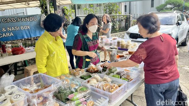 Kedai Wanita Katolik RI Cabang Pandu di Kota Bandung yang diurus oleh mayoritas ibu-ibu.