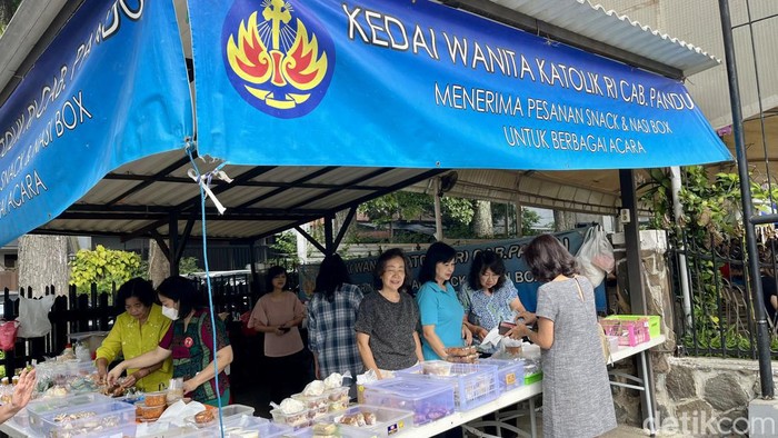 Kedai Wanita Katolik RI Cabang Pandu di Kota Bandung yang diurus oleh mayoritas ibu-ibu.