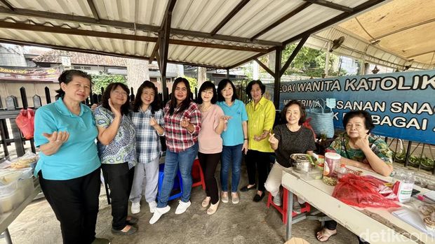 Kedai Wanita Katolik RI Cabang Pandu di Kota Bandung yang diurus oleh mayoritas ibu-ibu.