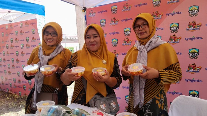 Kelompok Wanita Tani Klaten memasarkan produk olahannya, rujak asinan, di Desa Tangkisan