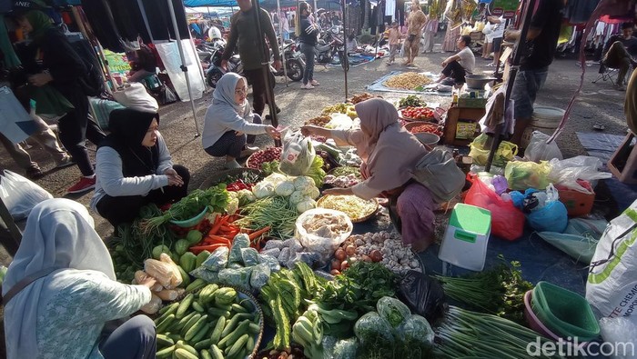 Keramaian Minggu pagi di kawasan kompleks olahraga Dadaha Kota Tasikmalaya.
