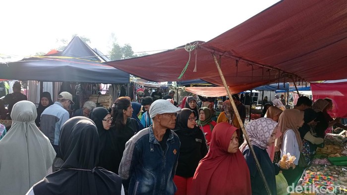 Keramaian Minggu pagi di kawasan kompleks olahraga Dadaha Kota Tasikmalaya.