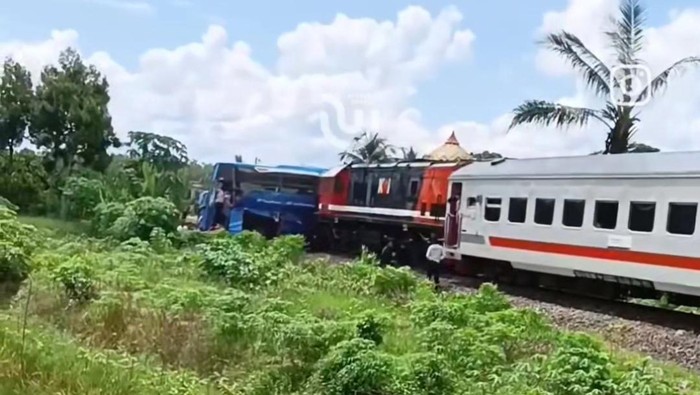 Kereta Api tabrak bus di OKU Timur.