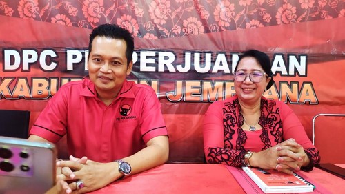 Ketua DPC PDIP Jembrana I Made Kembang Hartawan (kiri) seusai rapat bersama DPC dan PAC se-Jembrana, Jumat (19/4/2024). (Foto: Istimewa)