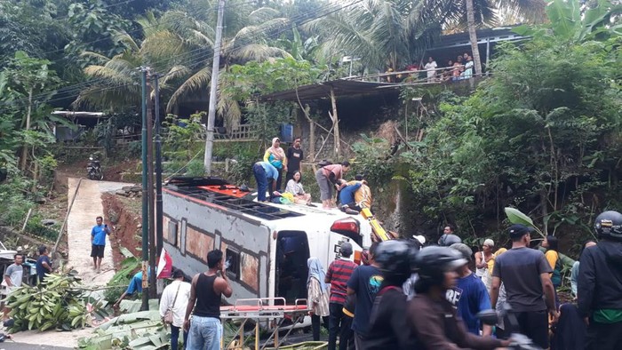 Kondisi bus yang terguling di jalan Siluk-Imogiri wilayah Selopamioro, Imogiri, Bantul, Minggu (21/4/2024) sore.