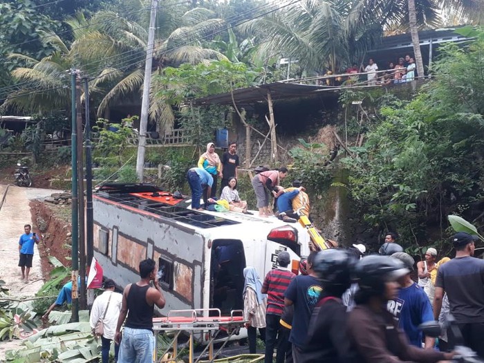 Kondisi bus yang terguling di jalan Siluk-Imogiri wilayah Selopamioro, Imogiri, Bantul, Minggu (21/4/2024) sore.