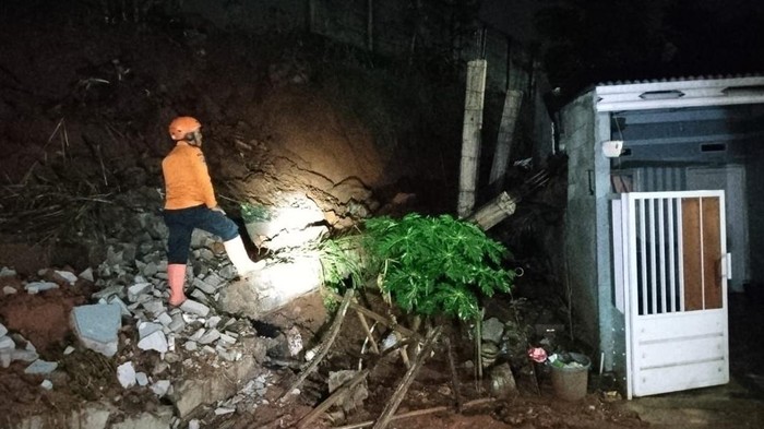 Longsor Terjang Rumah Warga di Gunungsindur Bogor Akibat Hujan Lebat yang Mengguyur