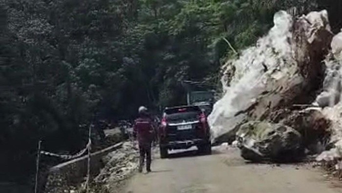 Longsoran batu tutupi Jalan Poros Maros-Bone di Camba.