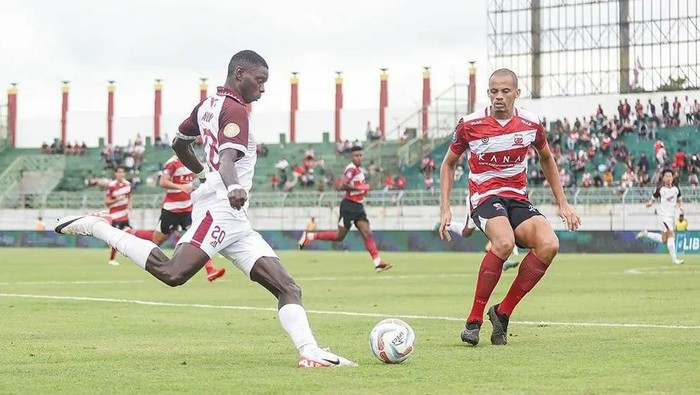 Madura United vs PSM Makassar.
