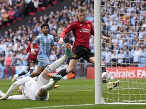 Turun Minum, MU Unggul 2-0 atas Coventry