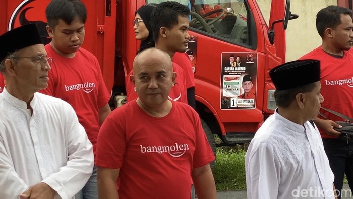 Maulan Aklil alias Molen (tengah) mendaftar ke DPC PDIP Pangkalpinang.