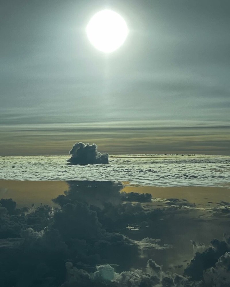 Mengagumkan! Sang Pilot Bagikan Penampakan Badai Awan dari Kokpitnya