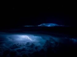 Mengagumkan! Pilot Bagikan Fenomena Awan dari Kokpit Pesawat