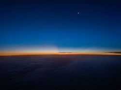 Mengagumkan! Pilot Bagikan Fenomena Awan dari Kokpit Pesawat