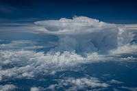 Mengagumkan! Sang Pilot Bagikan Penampakan Badai Awan dari Kokpitnya