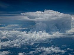 Mengagumkan! Pilot Bagikan Fenomena Awan dari Kokpit Pesawat