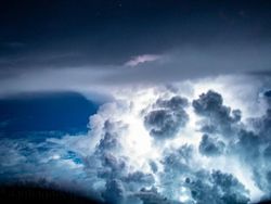 Mengagumkan! Pilot Bagikan Fenomena Awan dari Kokpit Pesawat