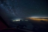 Mengagumkan! Sang Pilot Bagikan Penampakan Badai Awan dari Kokpitnya