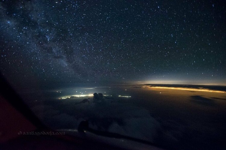 Mengagumkan! Sang Pilot Bagikan Penampakan Badai Awan dari Kokpitnya Mengagumkan! Sang Pilot Bagikan Penampakan Badai Awan dari Kokpitnya