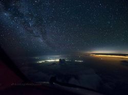 Mengagumkan! Pilot Bagikan Fenomena Awan dari Kokpit Pesawat