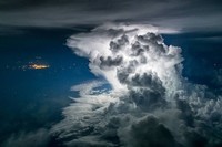 Mengagumkan! Sang Pilot Bagikan Penampakan Badai Awan dari Kokpitnya
