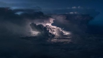 Santiago pun mengungkapkan tantangan kala memotret badai dari pesawat adalah ketika sedang bergerak.  Foto: Boredpanda/santiagoborja