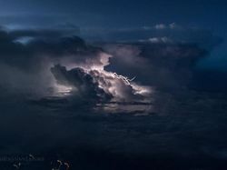 Mengagumkan! Pilot Bagikan Fenomena Awan dari Kokpit Pesawat