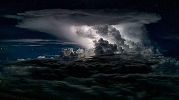 Selain itu, badai sangat cepat berlalu sehingga Anda tidak dapat dengan mudah memfokuskannya. Hal ini dan banyak tantangan lainnya membuatnya sangat sulit untuk memotretnya, dan saya sering mendapati diri saya melewatkan kesempatan yang luar biasa, lanjutnya. Foto: Boredpanda/santiagoborja