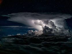 Mengagumkan! Pilot Bagikan Fenomena Awan dari Kokpit Pesawat