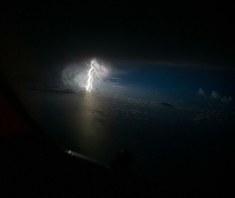 Mengagumkan! Sang Pilot Bagikan Penampakan Badai Awan dari Kokpitnya