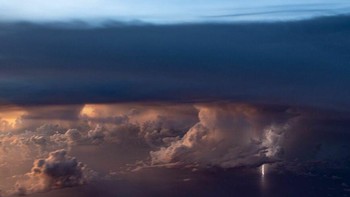Terkadang, fenomena serupa terjadi ketika tetesan air muncul sebagai percikan api kecil saat mengenai kaca depan. Saya ingat merasa sangat geli dan bingung ketika pertama kali mengalami peristiwa ini, lanjutnya. Foto: Boredpanda/santiagoborja