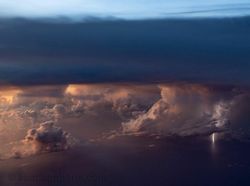 Mengagumkan! Pilot Bagikan Fenomena Awan dari Kokpit Pesawat