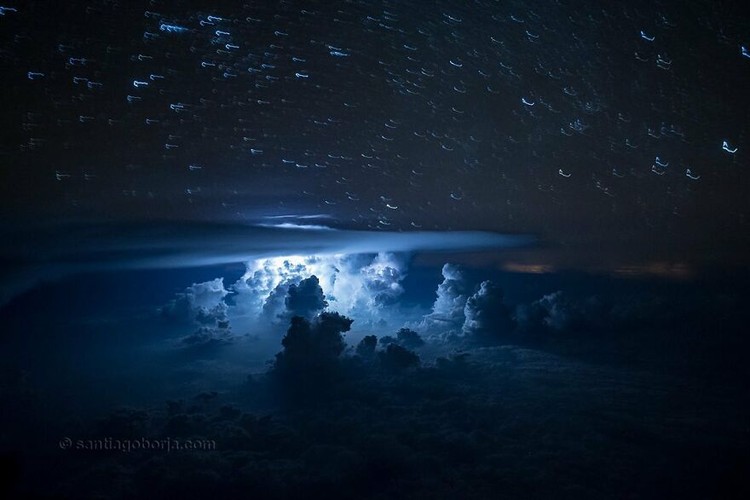 Mengagumkan! Sang Pilot Bagikan Penampakan Badai Awan dari Kokpitnya