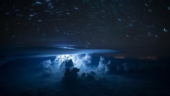 Selain sebagai Pilot, Santiago juga berprofesi sebagai fotografer. Tak heran jika ia kerap mengabadikan fenomena alam yang berada di atas awan. Foto: Boredpanda/santiagoborja